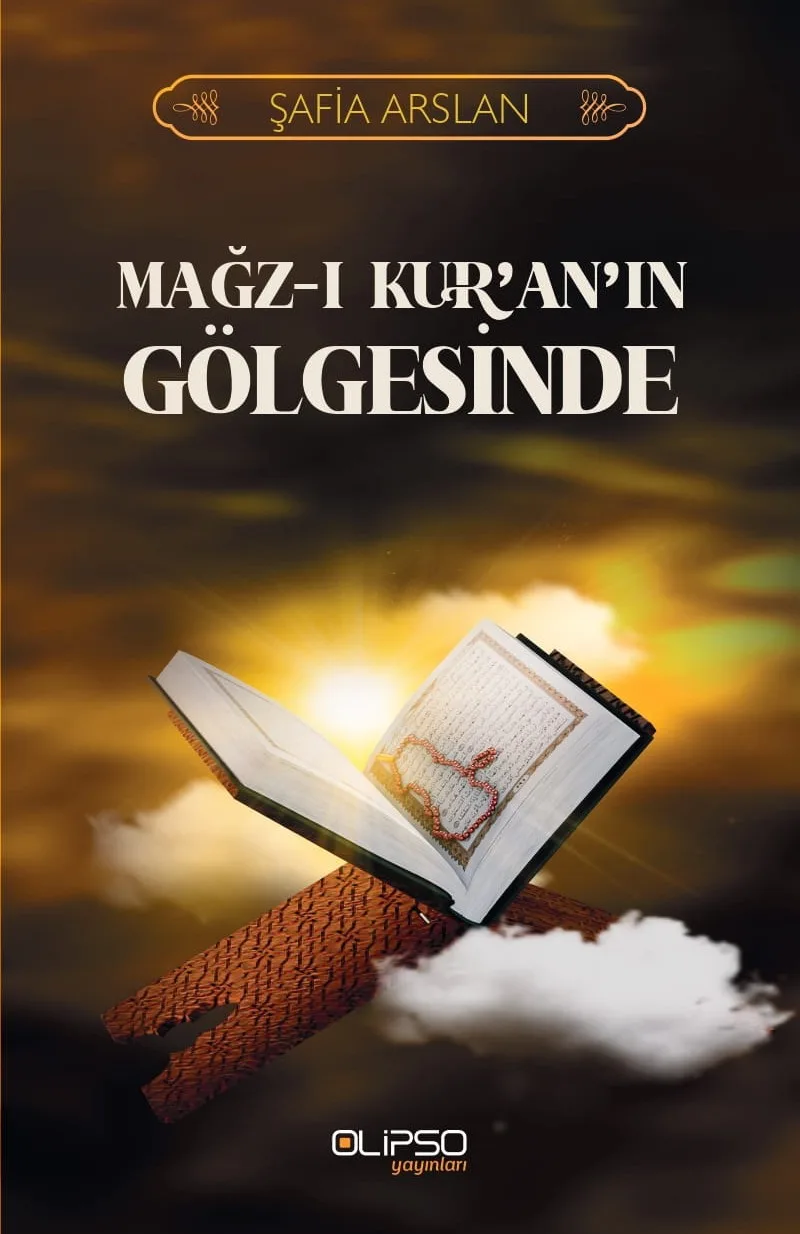 Şafia Arslan - Mağz-ı Kur'an'ın Gölgesinde kitap kapağı, rahle üzerinde açık Kur'an-ı Kerim ve gün batımı temalı tasarım.